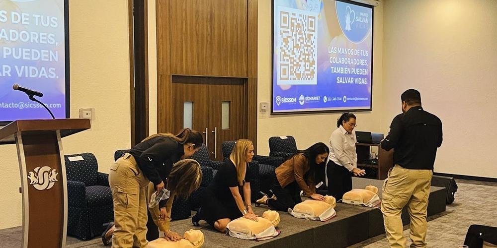 Práctica de RCP durante un curso de primeros auxilios