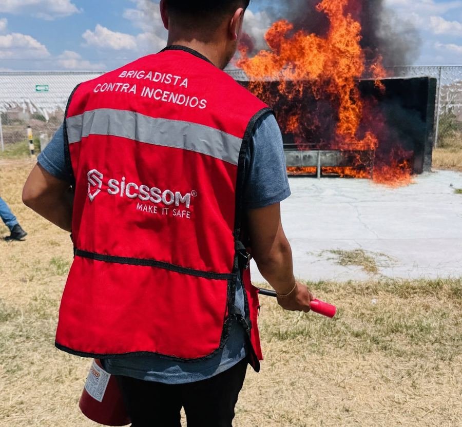 Brigadista de SICSSOM en el campo de entrenamiento con fuego real