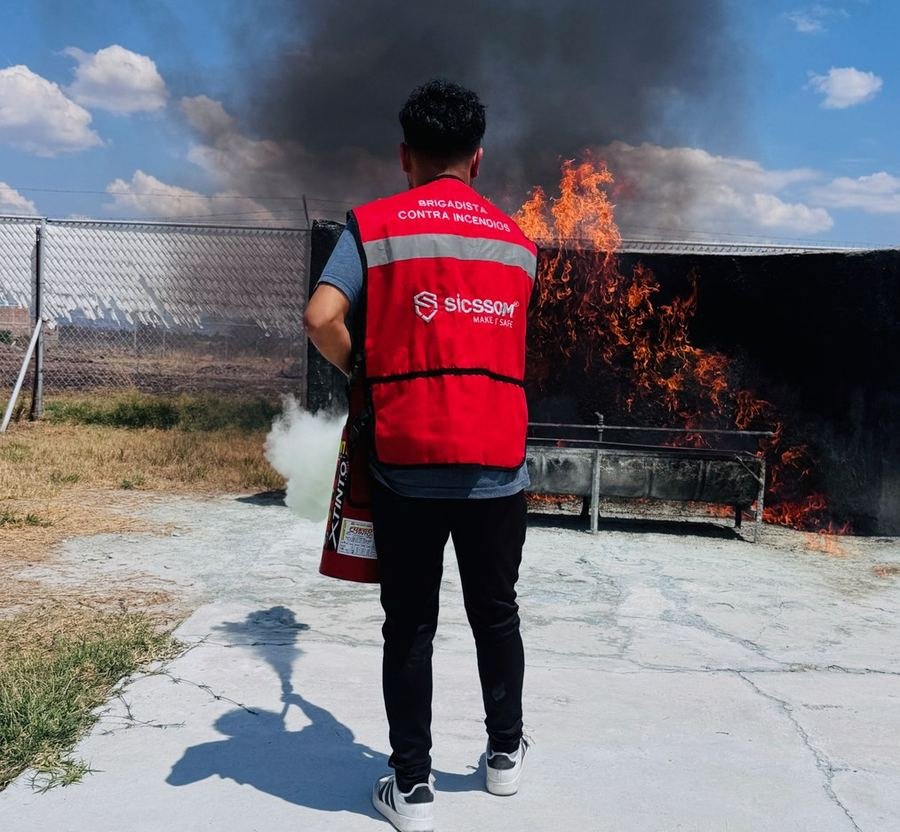 Brigadista de SICSSOM frente al fuego en campo de entrenamiento