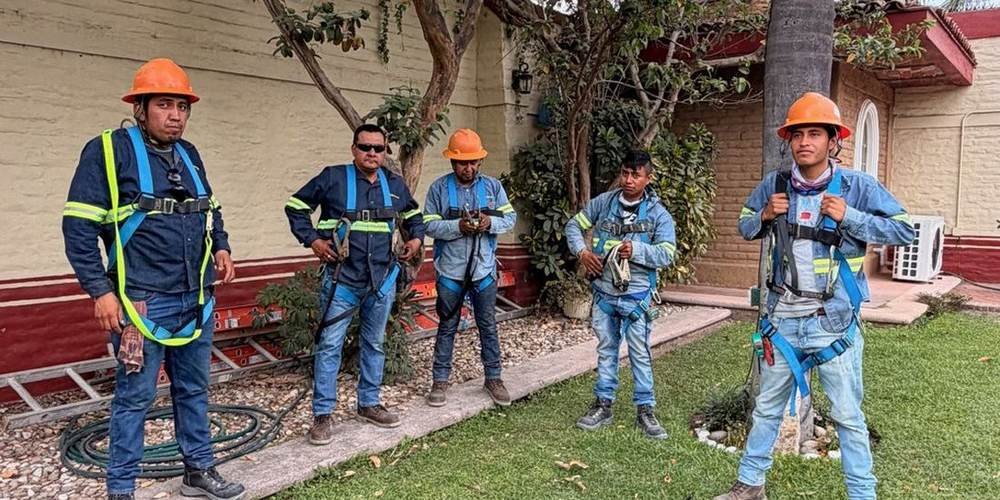 Revisión de arneses y equipo de protección para trabajos en altura