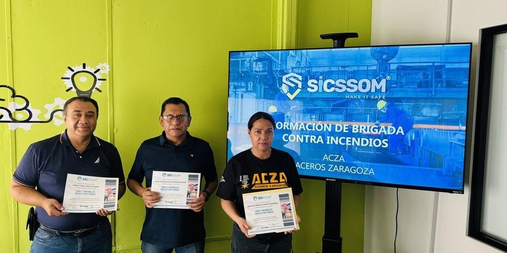 Entrega de constancias al terminar la formación de brigada