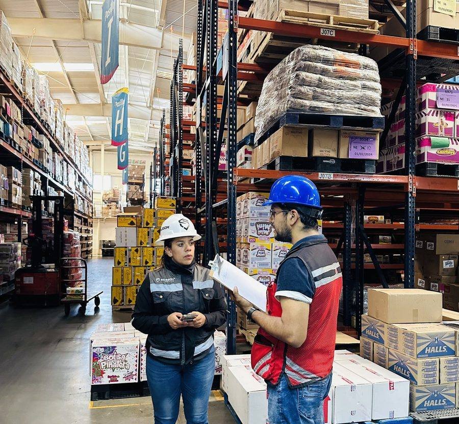 Supervisora de SICSSOM verificando cumplimiento en un almacén