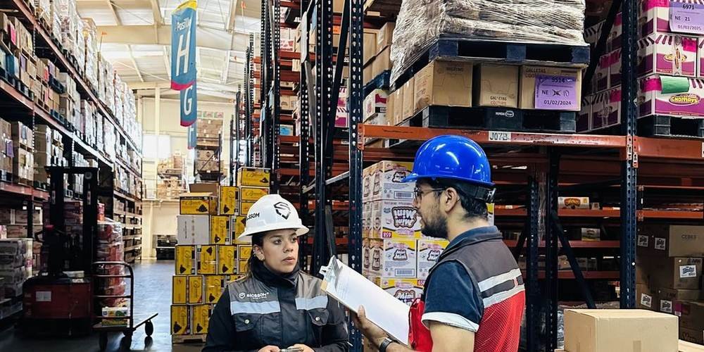 Supervisora de SICSSOM verificando cumplimiento en un almacén