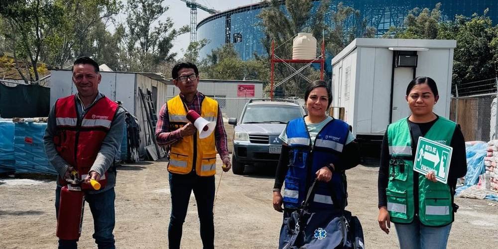 Brigada de materiales peligrosos con su equipo de protección