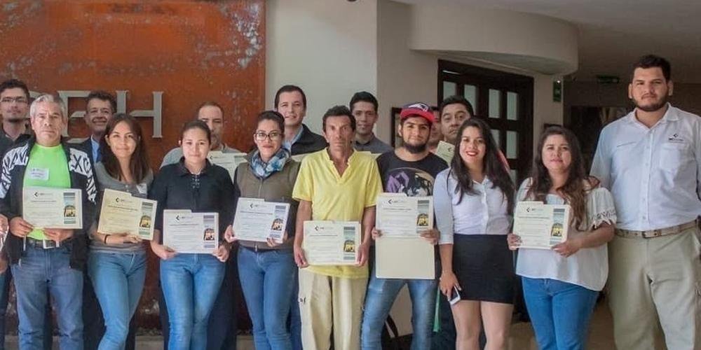 Participantes con su constancia al cierre del programa
