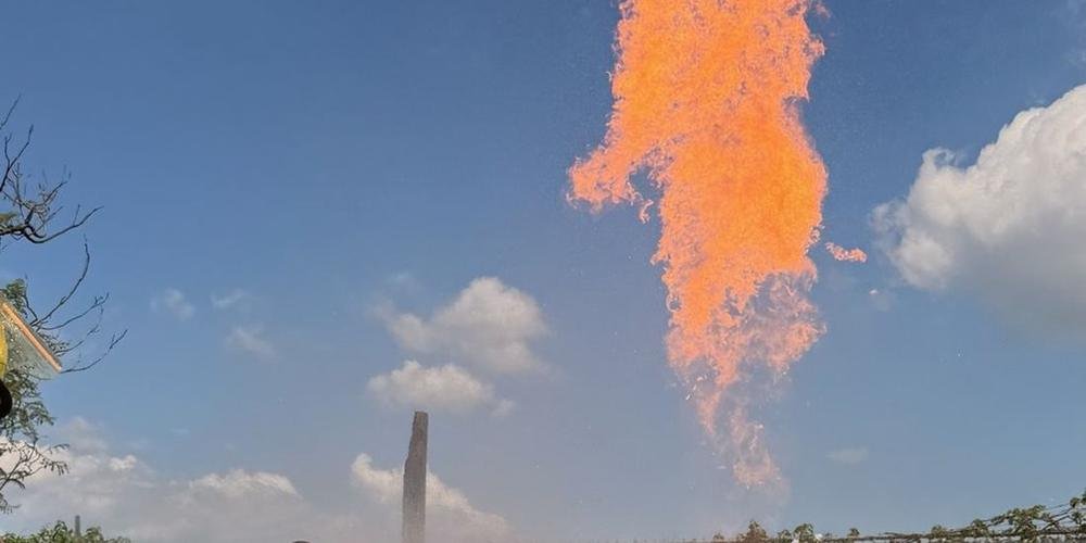 Combate de incendio con fuego real en campo de entrenamiento