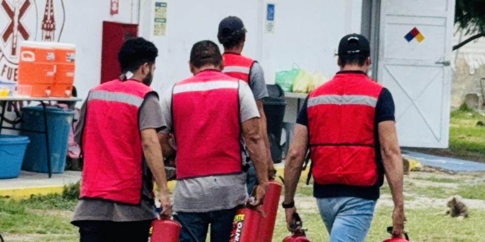 Brigadistas de SICSSOM con extintores rumbo a la práctica