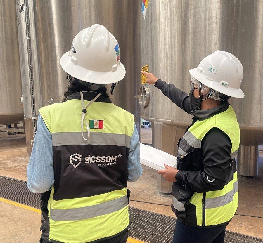 Supervisores de SICSSOM en recorrido dentro de una planta