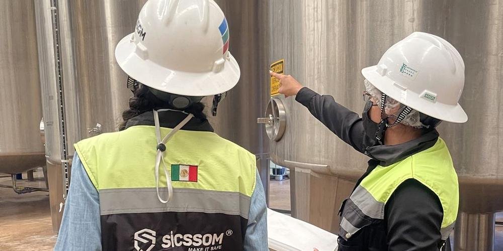 Supervisores de SICSSOM en recorrido dentro de una planta