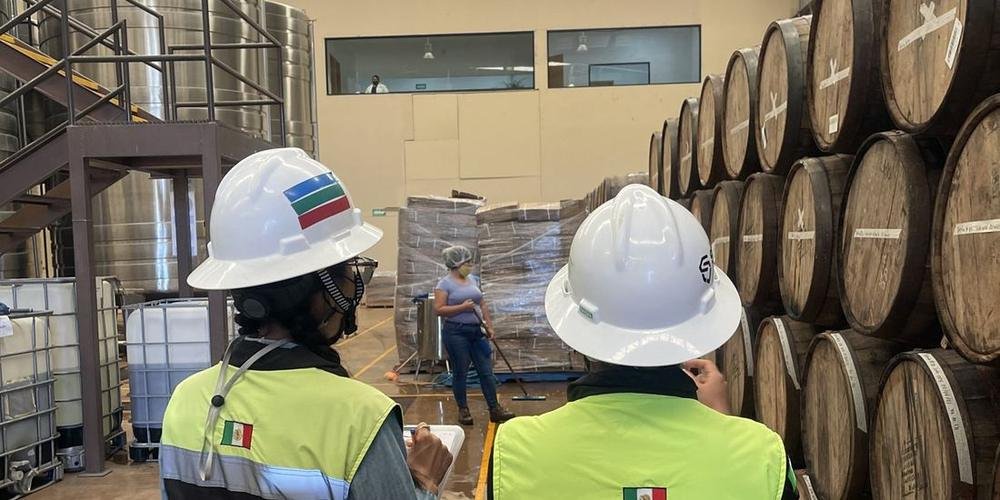 Supervisores de seguridad en recorrido de planta