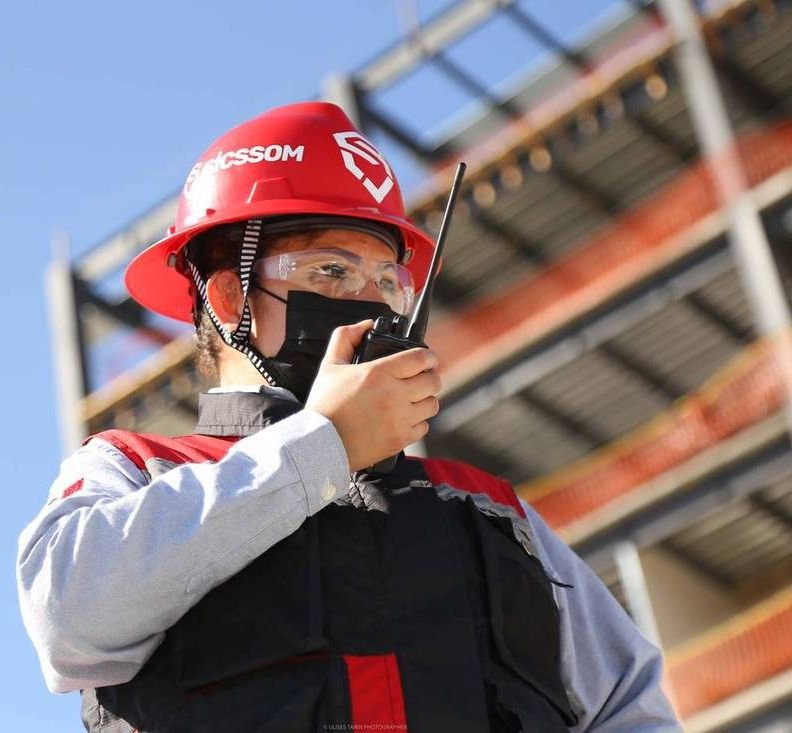 Supervisor de SICSSOM en recorrido de obra
